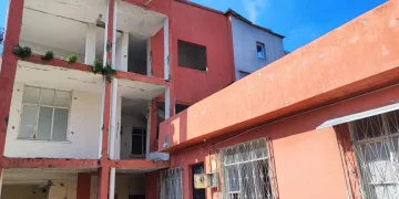 Ağır hasarlı bina yıkılmadı, 10 kişilik aile ölüm korkusuyla yaşıyor