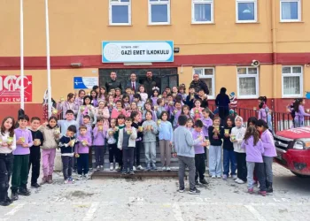 Emet’te öğrenciler karaçam tohumlarını saksılara ekti