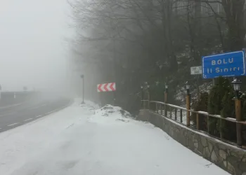 Bolu Dağı’nda hafif kar yağışı ve sis etkili oluyor