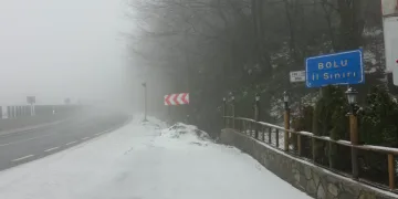 Bolu Dağı’nda hafif kar yağışı ve sis etkili oluyor