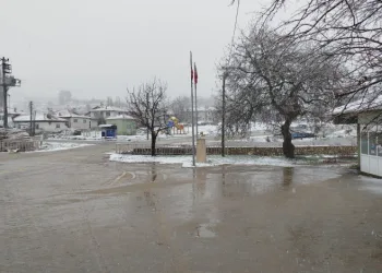 Buldan’ın yüksek kesimlerinde kar yağışı etkili oldu