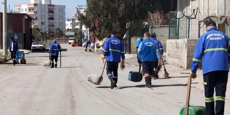 Akdeniz Belediyesinden 65 mahallede aralıksız temizlik