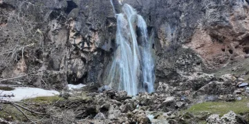 Şırnak’ta kar eridi, şelaleler coştu
