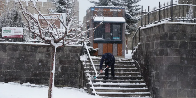 Erzurum’da kar yağışı etkili oluyor