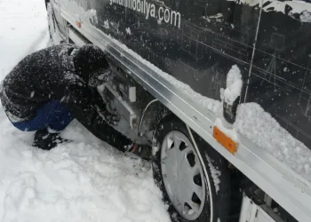 Bayburt’ta yoğun kar yağışı: Araçlar yolda kaldı
