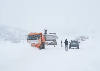 Mutki ve Kulp kara yolları kar ve tipi nedeniyle ulaşıma kapatıldı