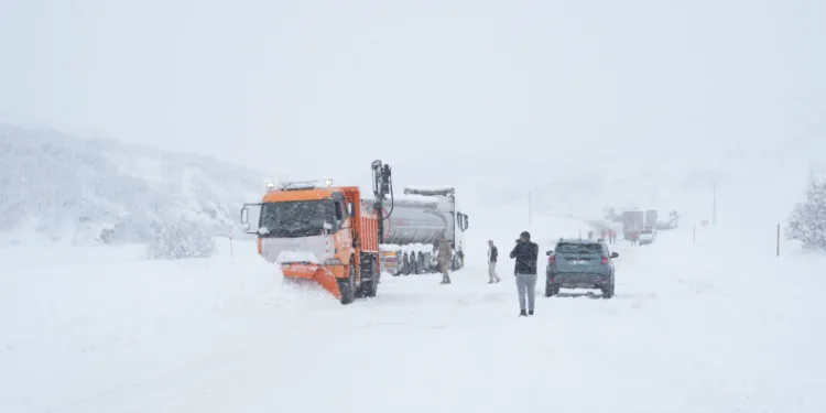 Mutki ve Kulp kara yolları kar ve tipi nedeniyle ulaşıma kapatıldı