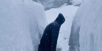 Tunceli’de kar kalınlığı insan boyunu geçti