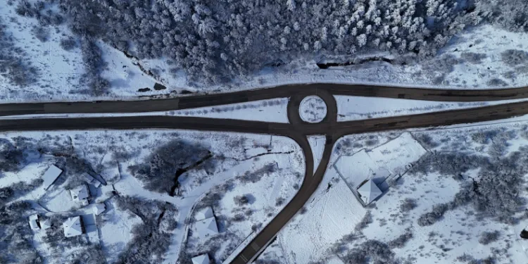 Güneşin açmasıyla oluşan eşsiz kar manzaraları dronla görüntülendi