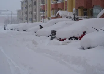 Kar yağışı Erzurum’u felç etti, okullar tatil, kar kalınlığı 50 santimetreyi geçti, bin 167 köy yolu ulaşıma kapalı