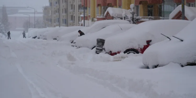 Kar yağışı Erzurum’u felç etti, okullar tatil, kar kalınlığı 50 santimetreyi geçti, bin 167 köy yolu ulaşıma kapalı