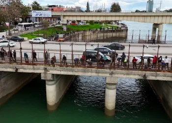 Baraj kapakları açıldı, onlarca balıkçı nehre akın etti