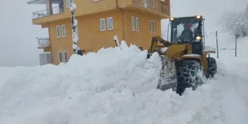 Rize’de 51 köy yolu kar yağışı nedeniyle ulaşıma kapandı
