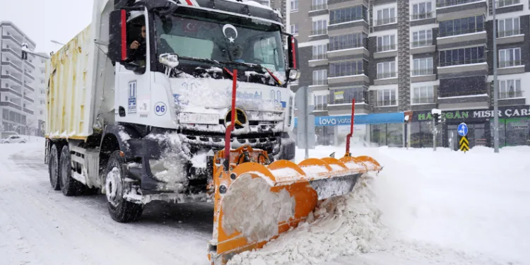 Büyükşehir’in kar timleri 7/24 sahada