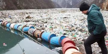 Balkanlar’daki Drina Nehri’nde biriken çöp yığını