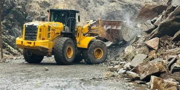 Şırnak’ta dev kaya parçaları yola düştü