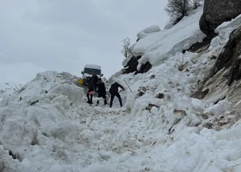 Hakkâri’de çığ düştü: Öğrenci servisi yolda kaldı