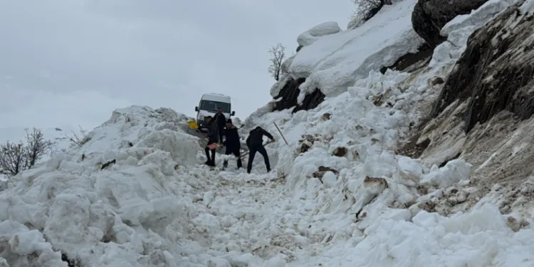 Hakkâri’de çığ düştü: Öğrenci servisi yolda kaldı