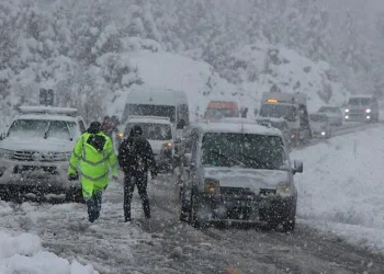 Antalya’nın bin 825 rakımlı Alacabel mevkiinde kar yağışı başladı