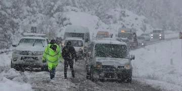 Antalya’nın bin 825 rakımlı Alacabel mevkiinde kar yağışı başladı