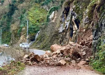 Giresun İl Özel İdaresi heyelanlı yolu ulaşıma açtı
