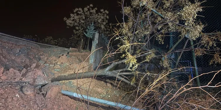 Siirt’te okulun istinat duvarı çöktü, iki okulda eğitime ara verildi