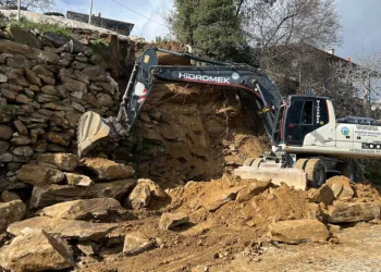 Bozdoğan’da yağmur nedeniyle göçen duvara belediyeden müdahale