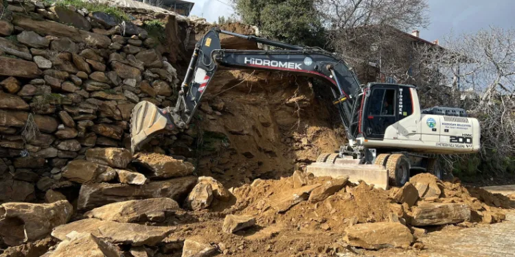 Bozdoğan’da yağmur nedeniyle göçen duvara belediyeden müdahale