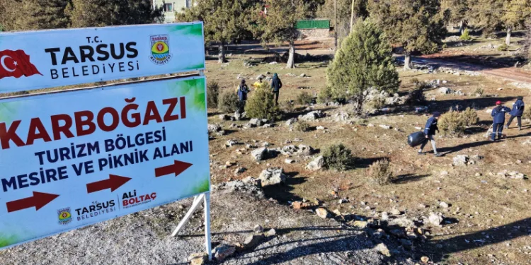 Tarsus’ta piknik sonrası doğa temizliği