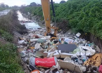 Dereyi çöplüğe çevirmişler