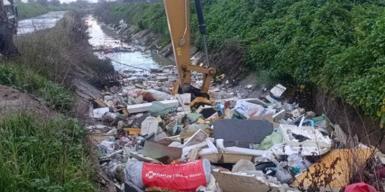 Dereyi çöplüğe çevirmişler