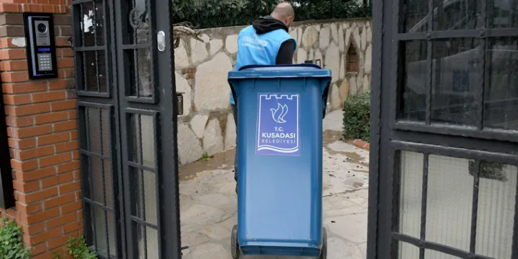 Kuşadası’nda evde dönüşüm Ege Mahallesi’nde başladı