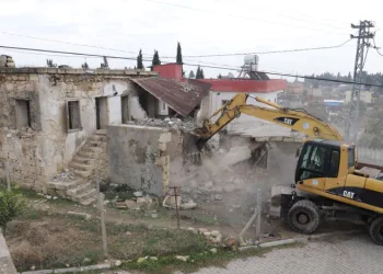Mersin’de metruk bina kontrollü şekilde yıkıldı