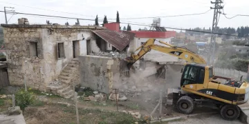 Mersin’de metruk bina kontrollü şekilde yıkıldı