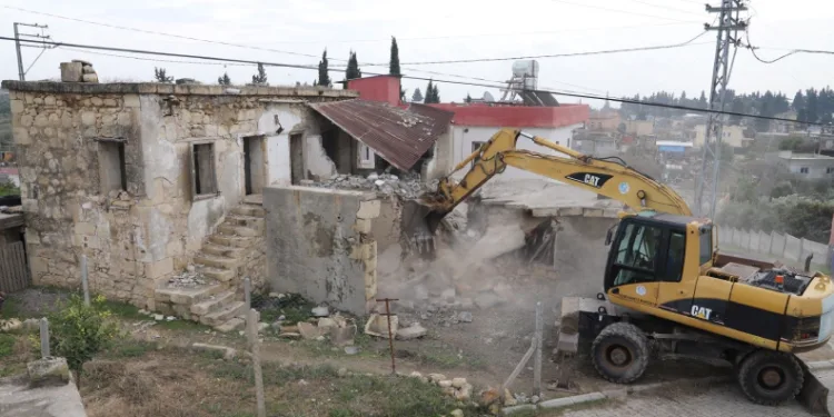 Mersin’de metruk bina kontrollü şekilde yıkıldı