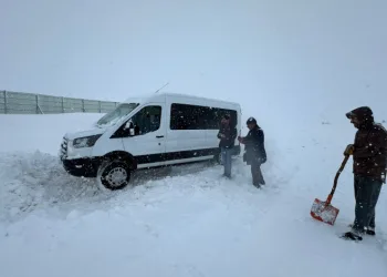Erzurum’da kar yağışı ve tipi nedeniyle araçlar yolda mahsur kaldı
