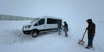 Erzurum’da kar yağışı ve tipi nedeniyle araçlar yolda mahsur kaldı