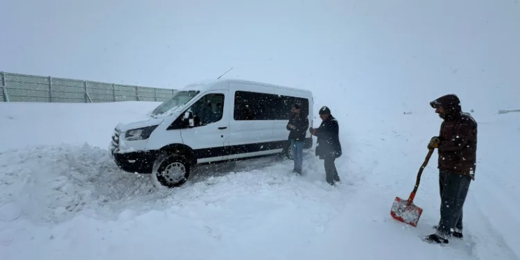 Erzurum’da kar yağışı ve tipi nedeniyle araçlar yolda mahsur kaldı