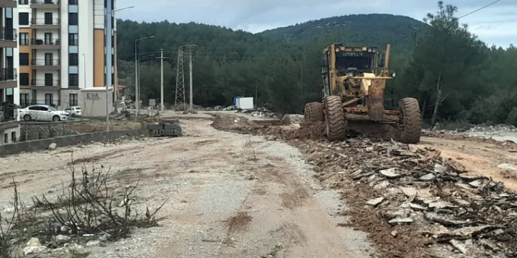 Akçaova TOKİ yolunda çalışma başlatıldı