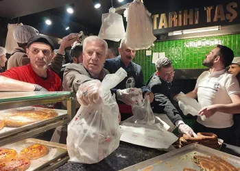 Başkan Bozbey sahurda vatandaşlarla buluştu