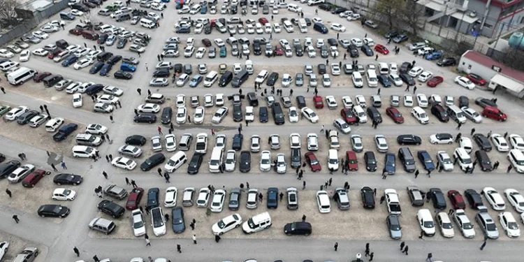 Oto pazarında buruk bayram
