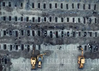 İsrail’in okul saldırısında ölen 160’tan fazla çocuk yan yana defnedilecek