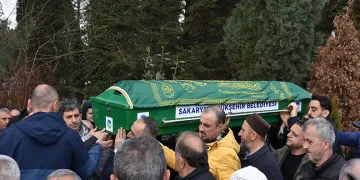 Frenine bakmak için indi, aracı gözlerinin önünde şarampole yuvarlandı