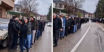 60 Yıllık Bayram geleneği: 1 kilometrelik bayramlaşma kuyruğu