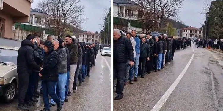 60 Yıllık Bayram geleneği: 1 kilometrelik bayramlaşma kuyruğu