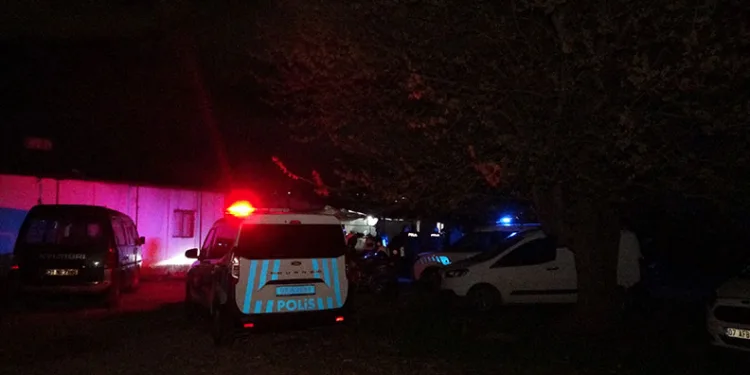 Genç kadın evde silahla göğsünden vurulmuş halde ölü bulundu