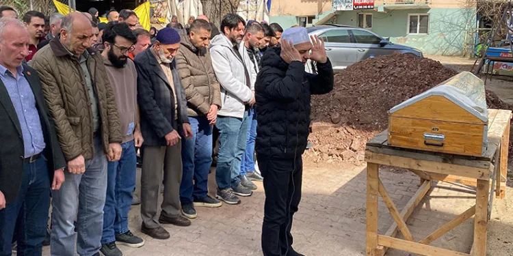 Kar engeli ambulans helikopterle aşıldı