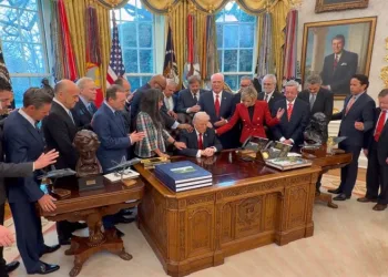 Trump’a dokunup dua ettiler