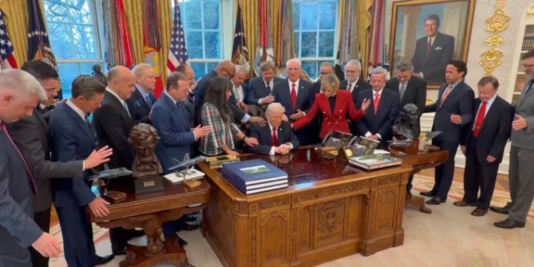 Trump’a dokunup dua ettiler