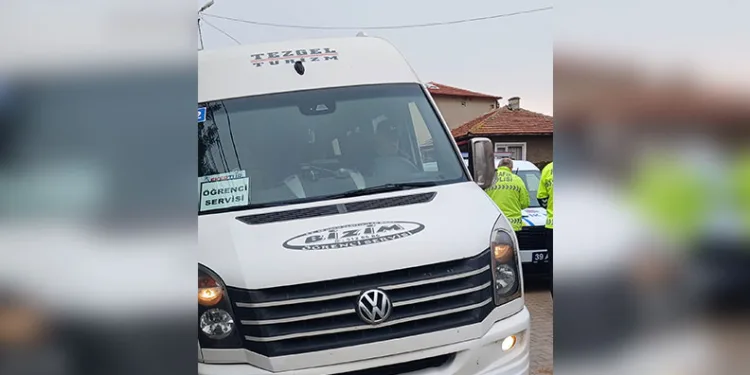 Öldürülen oğlunun doğum gününü mezarı başında kutladı